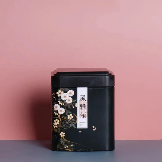 Boîte à thé japonaise noire décorée de fleurs blanches et calligraphie verticale, style élégant et sobre