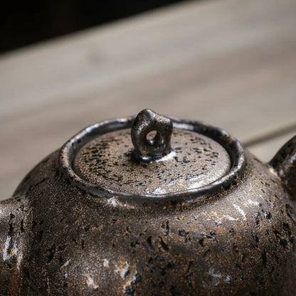 Détail du couvercle d’une théière japonaise en céramique, montrant la glaçure granuleuse et le bouton.