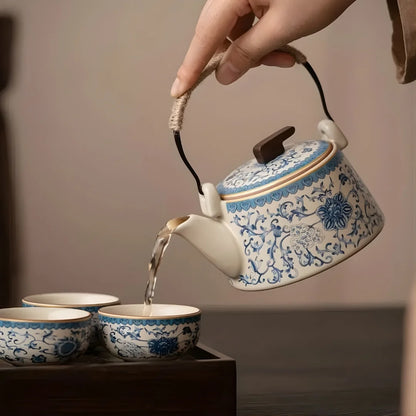 Service du thé avec une théière japonaise en céramique versant le thé dans des tasses assorties.