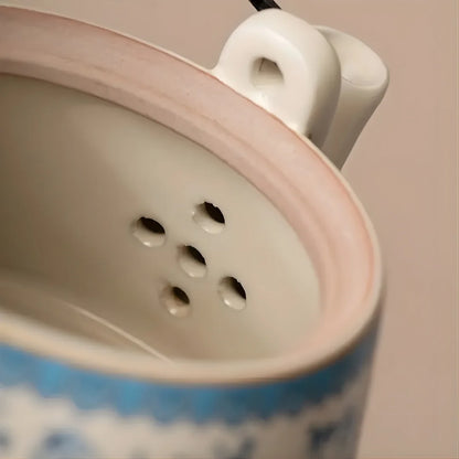 Vue intérieure d’une théière japonaise en céramique montrant le filtre intégré percé.