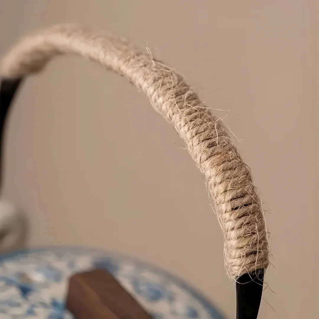 Gros plan sur l’anse de théière japonaise gainée de corde naturelle, mettant en valeur la texture.