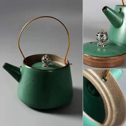 Théière japonaise en céramique verte émaillée, avec anse en laiton et bouton de couvercle décoratif en métal.